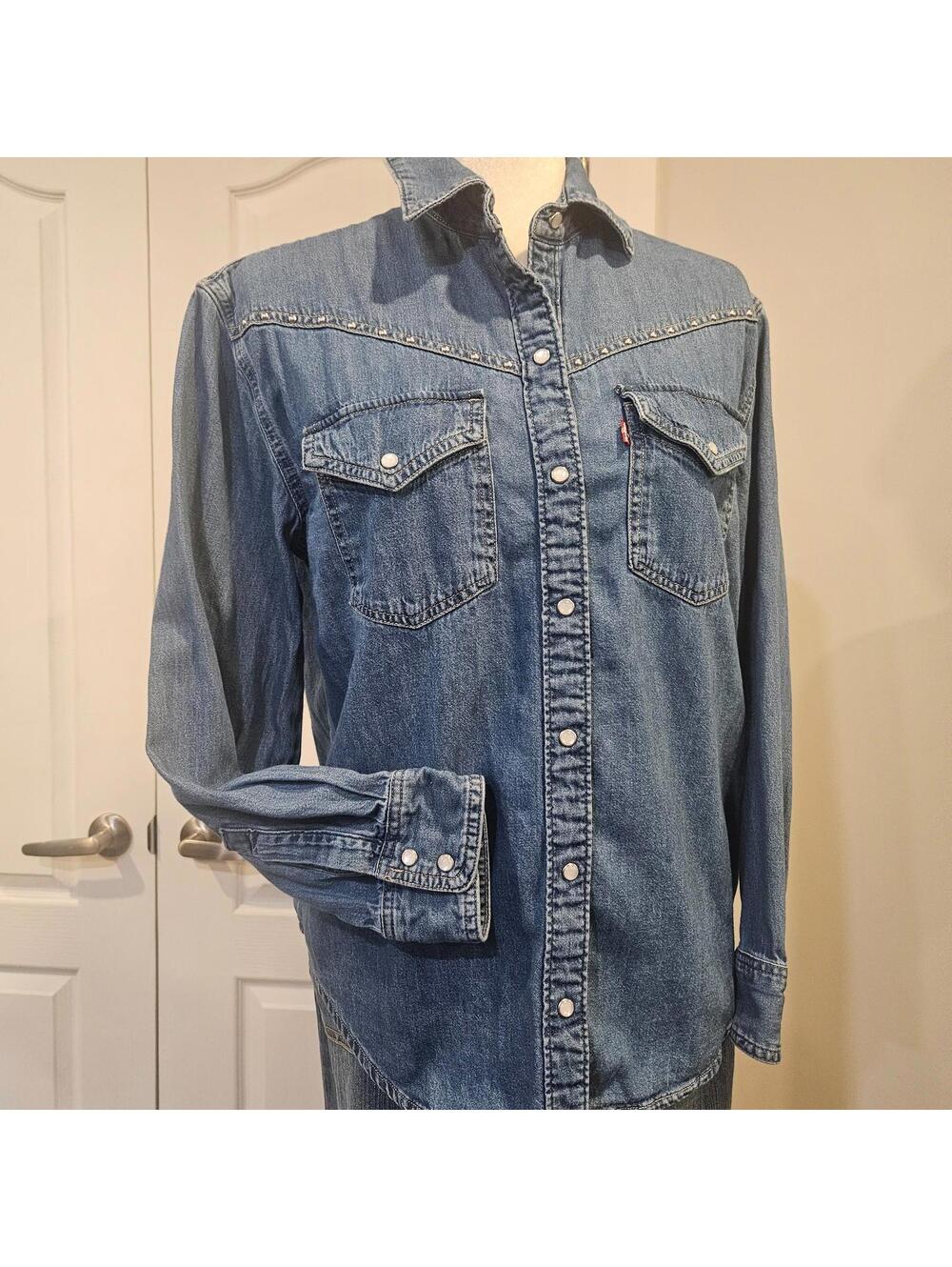 Vintage Levi’s Red Tab Western Denim Shirt Woman's Studded Accents MOP Snap S